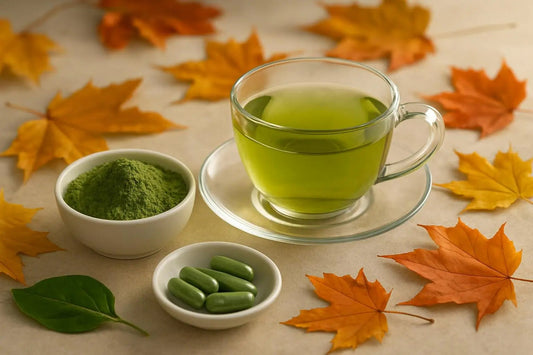 Frisches Herbstlaub neben einer Tasse grünen Tees und Bodyvita Produkten